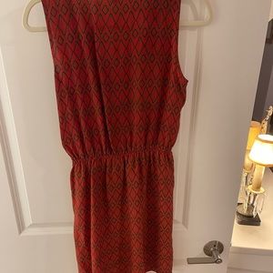 Super cute dress, belt holes, belt not included. I wore with a Gucci belt.